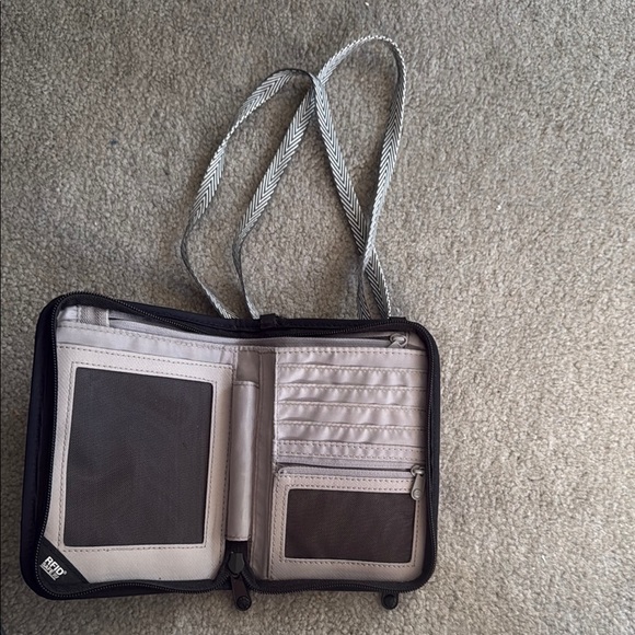 Pacsafe Black Wallet Minimalist Design - Picture 2 of 3